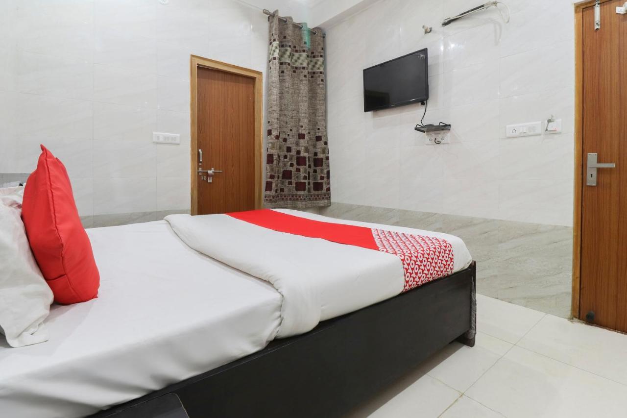 Oyo 69378 Trilok Dham Hotel Vrindāvan Exterior foto